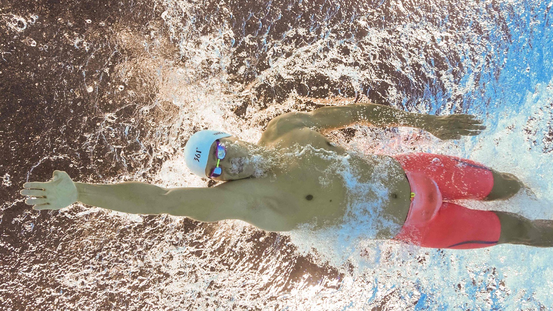 九游登录入口-夜幕下的星空星光慢跑，留下运动中的每个光影，星空下跑步