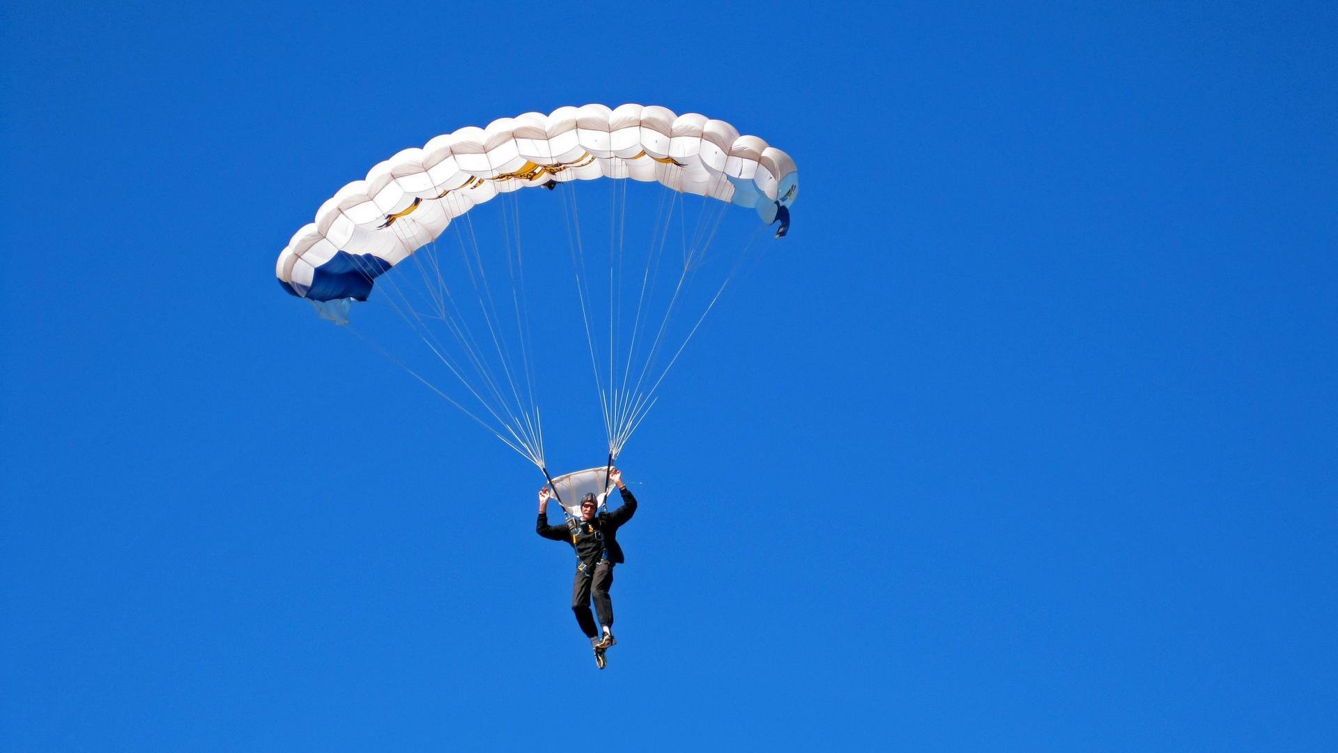 九游体育官方app-标准化足球裁判评审体系提升行业公信力，足球裁判新规