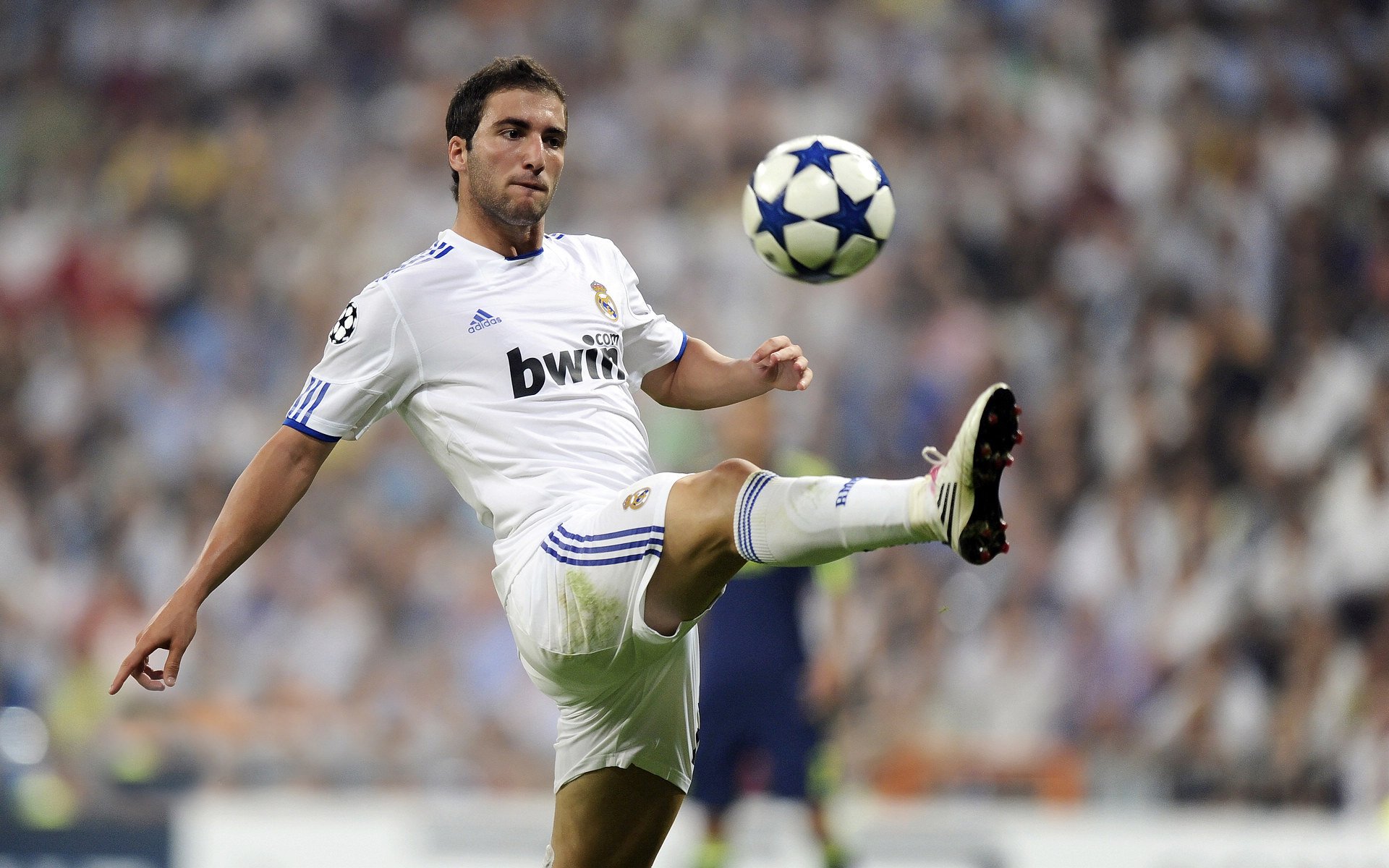 法甲夜场比赛吸引大量球迷,现场气氛火爆,法甲的比赛