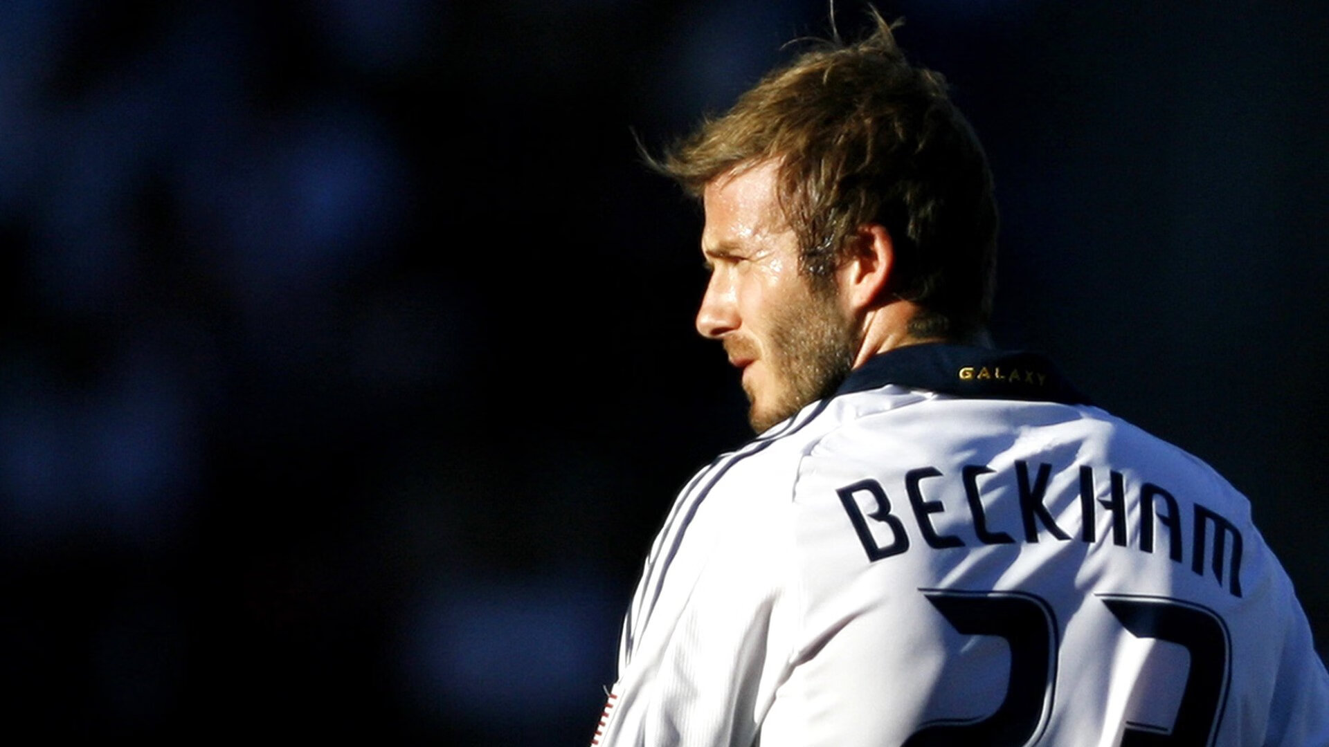 九游游戏中心官网-英超激烈冲刺，比赛精彩进球和漂亮扑救持续不断，英超比赛集锦